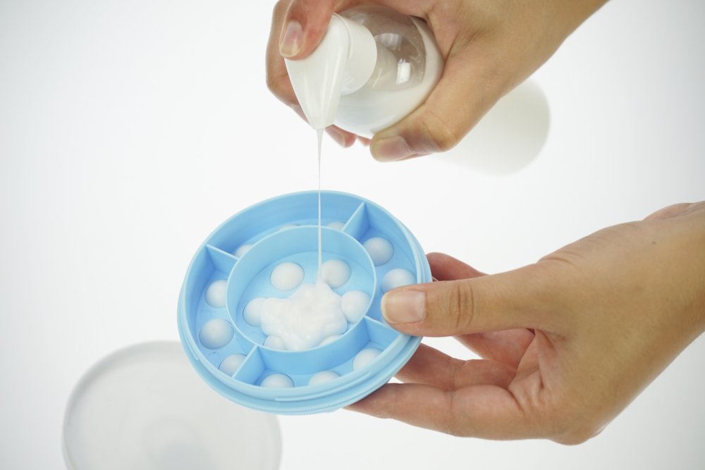Plastic bucket filled with 18 x Art. 37015 Back cremer and massager, Plastic, removable handle, Length: 45 cm, Display free of charge